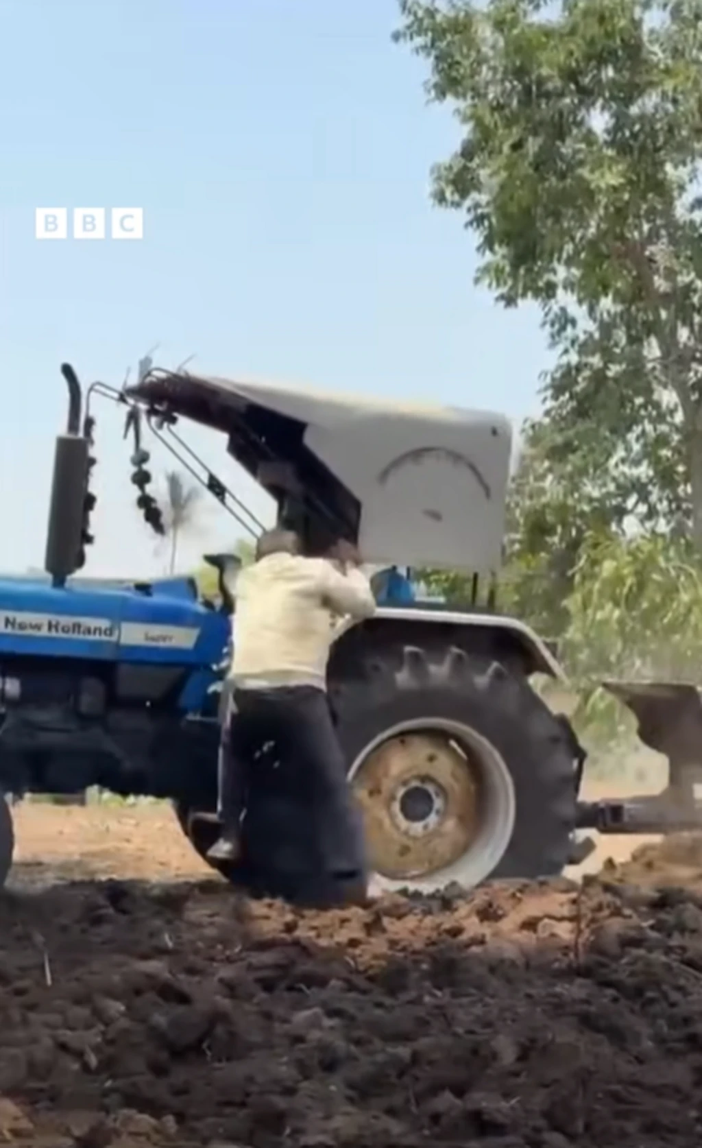 டிராக்டரில் சாகச முயற்சி - சக்கரத்தில் சிக்கி விபத்து