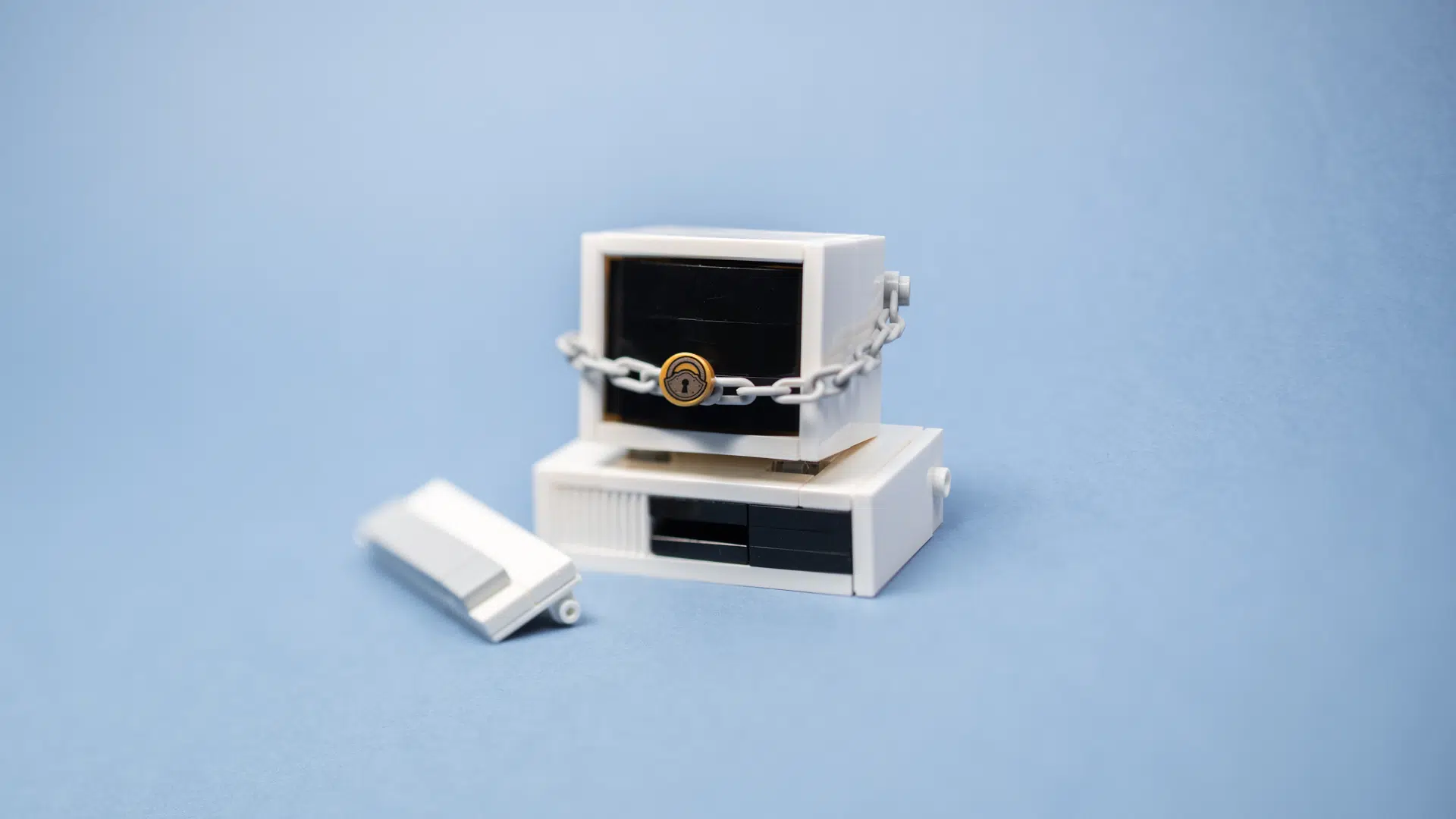 Miniatyr-dator i lego med ett lås runt sig.