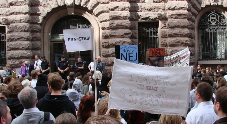 Protester mot FRA-lagen utanf&ouml;r Sveriges Riksdag