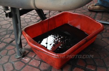 Hemat Ongkos Bengkel, Begini 5 Langkah Mudah Ganti Oli Sendiri di Rumah