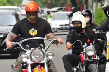 Reaksi Kocak Tora Sudiro saat Naik Moge, Ukuran Motornya Bikin Salah Fokus