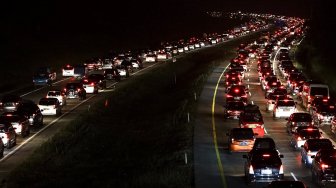 Keluhan Pemudik Asal Bogor, Terjebak Macet Horor di Tol Cipali Malam Ini