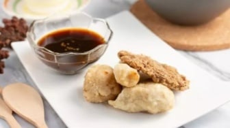 Mengapa Makan Pempek Harus Pakai Tangan? Filosofi 'Wong Kito' yang Belum Banyak Diketahui