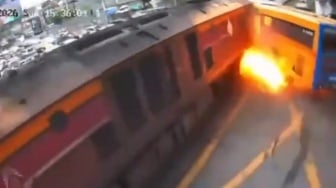 Detik-detik Horor Kereta Barang Tabrak Bus di Thailand Korban Bergelimpangan